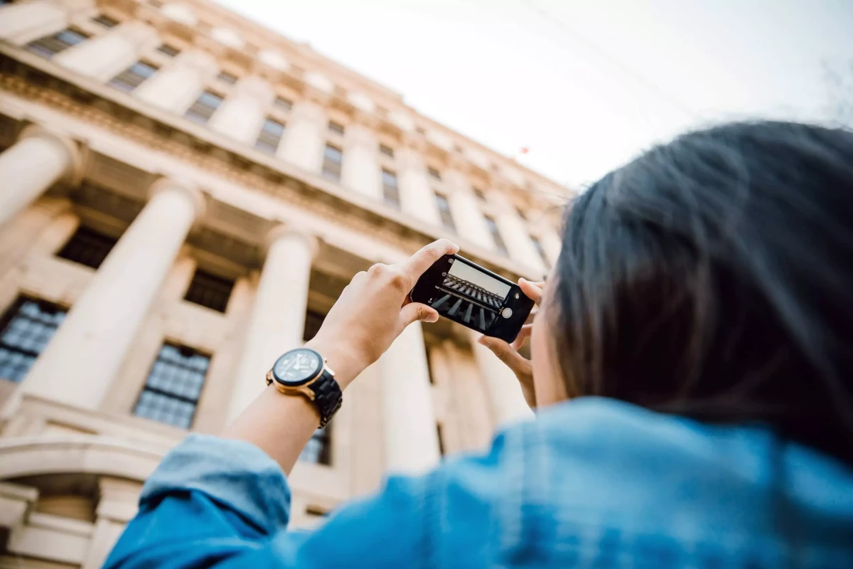Tourist beim Fotografieren eines Geb&auml;udes